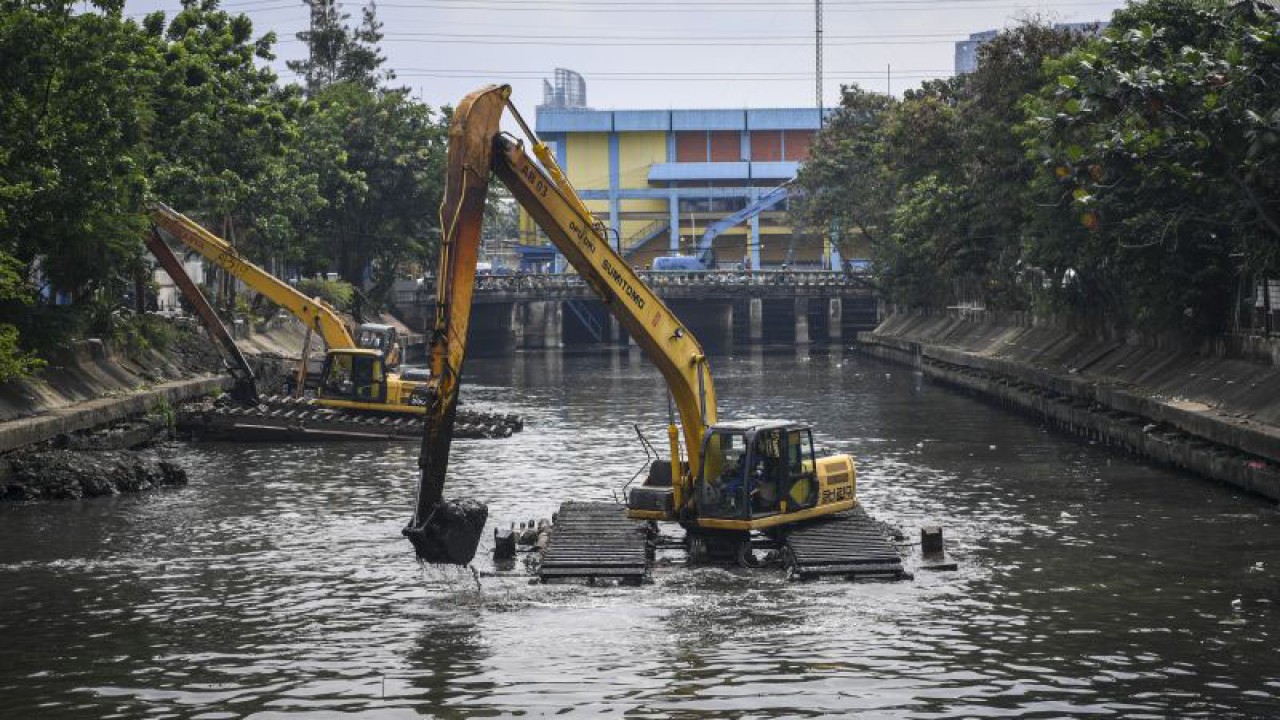 Arsip Foto - Petugas Suku Dinas Sumber Daya Air (SDA) Jakarta Pusat mengoperasikan ekskavator untuk mengeruk lumpur yang ada di dasar Kali Cideng, Jakarta Pusat, Kamis (6/10/2022). ANTARA FOTO/M Risyal Hidayat/foc