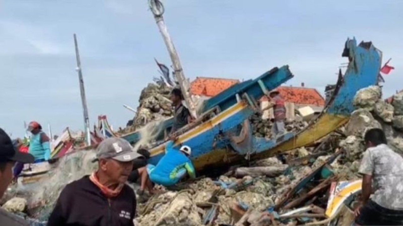 Sebagian perahu nelayan di Pamekasan yang rusak akibat diterjang ombak besar dan angin kencang. (ANTARA/Abd. Aziz)