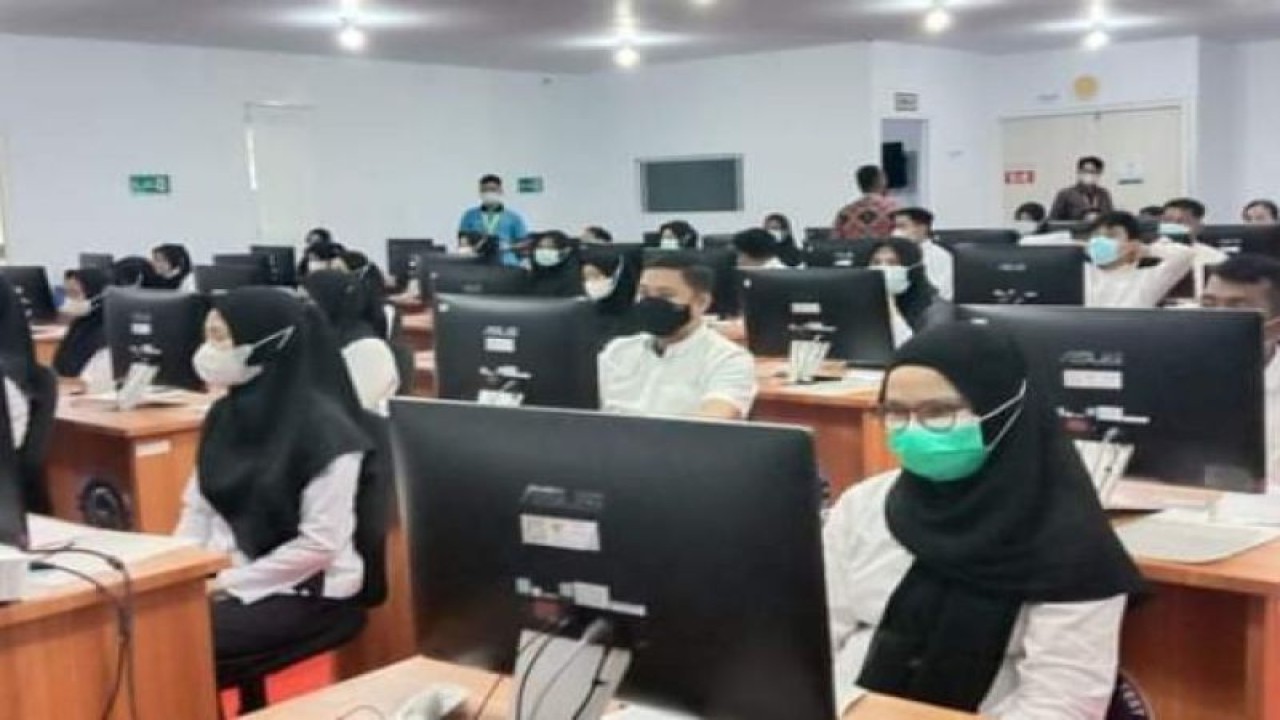 Sebanyak 1.100 orang pelamar formasi pegawai pemerintah dengan perjanjian kerja (PPPK) mengikuti ujian seleksi di Unit Pelaksana Teknis (UPT) Badan Kepegawaian Nasional (BKN) di Kabupaten Mamuju Provinsi Sulawesi Barat (Sulbar), Selasa (06/12/2022). ANTARA/M Faisal Hanapi