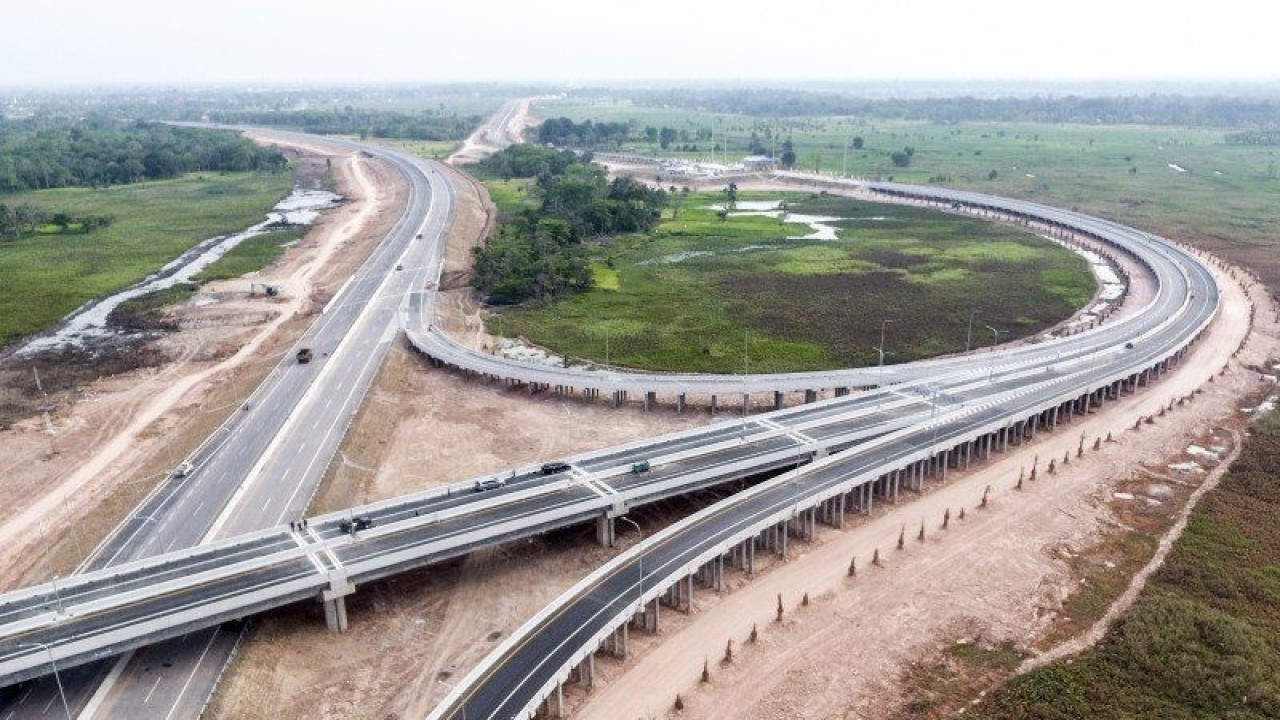 Foto udara simpang susun jalan Tol Trans Sumatera Ruas Palembang Kayu Agung Betung (Kapal Betung), Ogan Komering Ilir (OKI), Sumatera Selatan. ANTARA FOTO/Nova Wahyudi/foc.