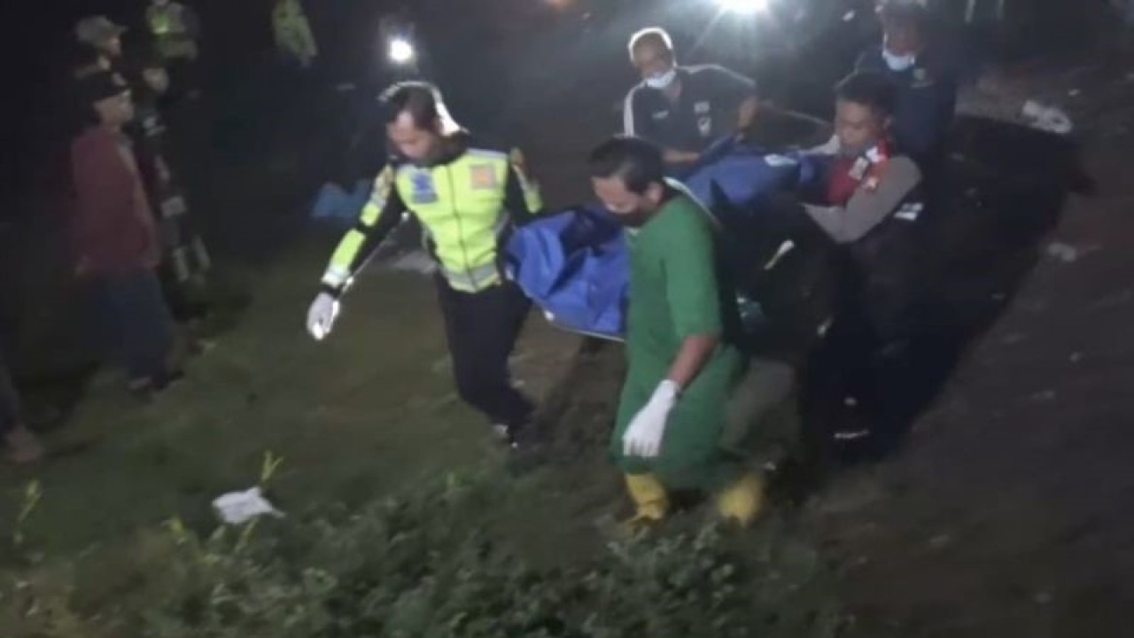 Petugas Polsek Geneng dan Tim Inafis Polres Ngawi mengevakuasi korban tewas akibat mobil tertabrak KA Sancaka di Desa Keras Wetan, Kecamatan Geneng, Kabupaten Ngawi, Jawa Timur, Jumat (23/12/2022). (ANTARA/Louis Rika)