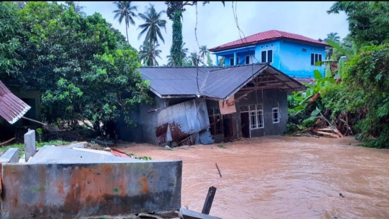 Sebuah rumah setelah diterjang banjir di Kelurahan Ranai Darat, Kecamatan Bunguran Timur, Natuna, Kepri, Rabu (14-12-2022). ANTARA/Cherman