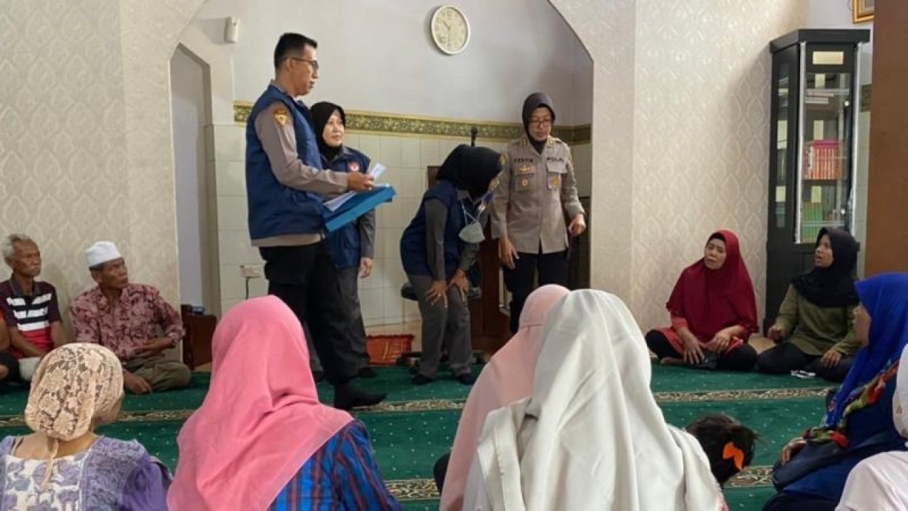 Sejumlah anggota polisi bertemu dengan warga di sekitar Polsek Astanaanyar, Kota Bandung, Jawa Barat, Jumat (9-12-2022). ANTARA/Bagus Ahmad Rizaldi