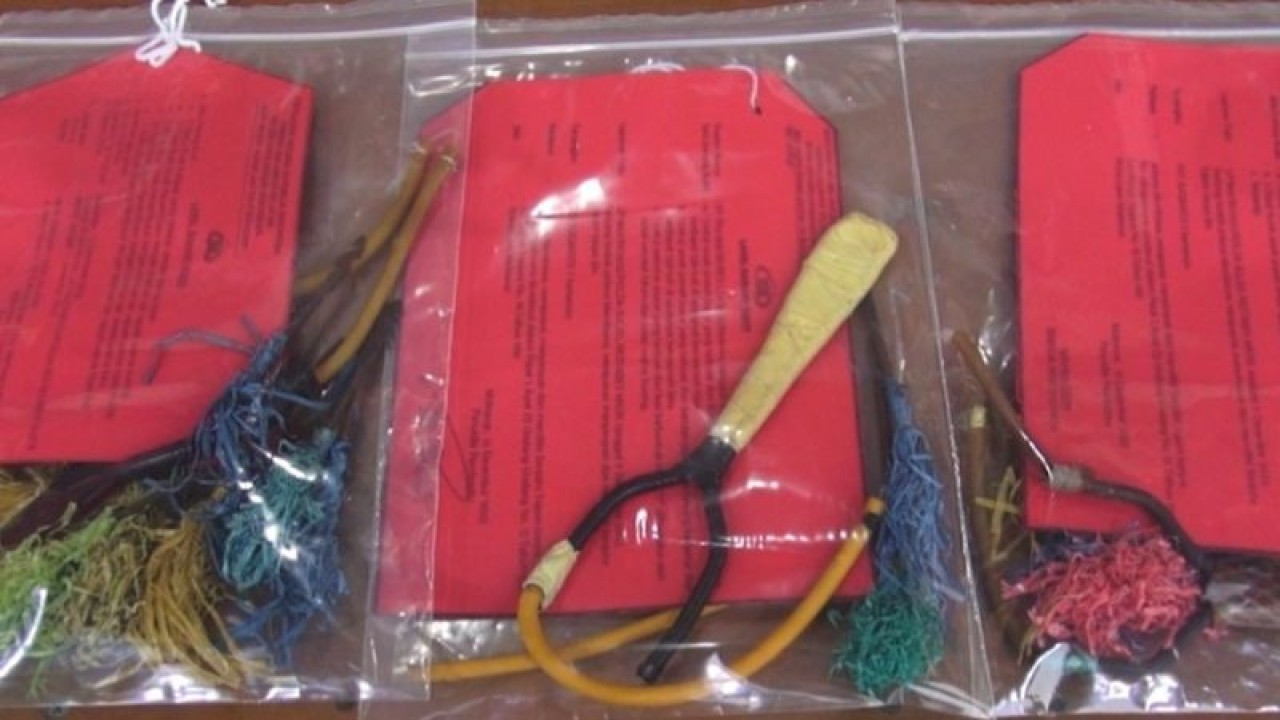 Sejumlah barang bukti busur dan anak panah di rilis saat penangkapan pelaku teror di Makassar, Sulawesi Selatan. ANTARA/Darwin Fatir.