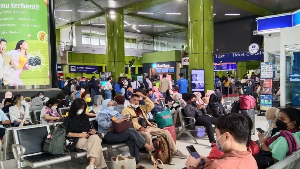 Sejumlah calon penumpang bersiap berangkat saat libur Natal dan Tahun Baru 2023 melalui Stasiun Gambir, Jakarta, Jumat (23/12/2022). ANTARA/Dewa Ketut Sudiarta Wiguna