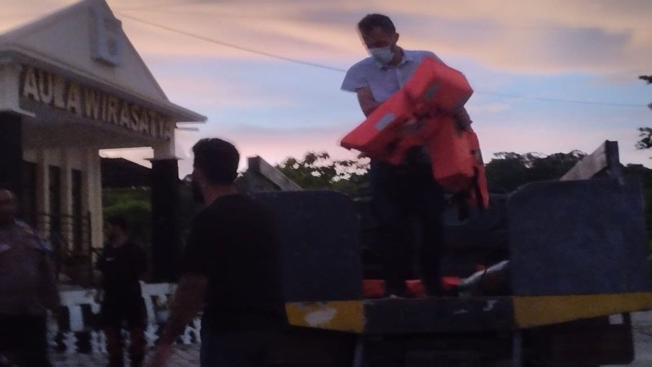 Sejumlah imigran diduga asal IRak diturunkan di Polres Rote Ndao, NTT, Rabu (14/12/2022), (ANTARA/HO-Humas Polres Rote Ndao)