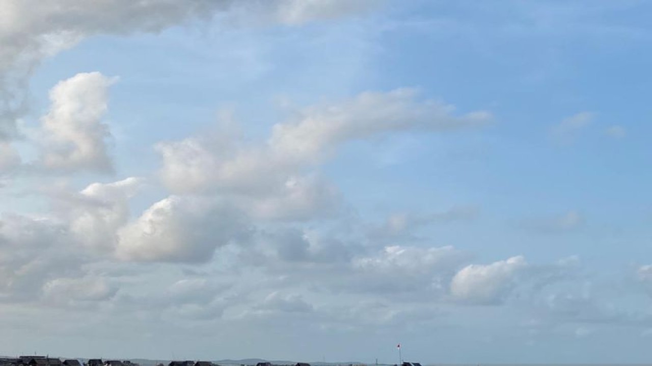 Sejumlah kelong, alat tangkap ikan bilis atau teris sandar di bibir Pantai Trikora.ANTARA/Nikolas Panama