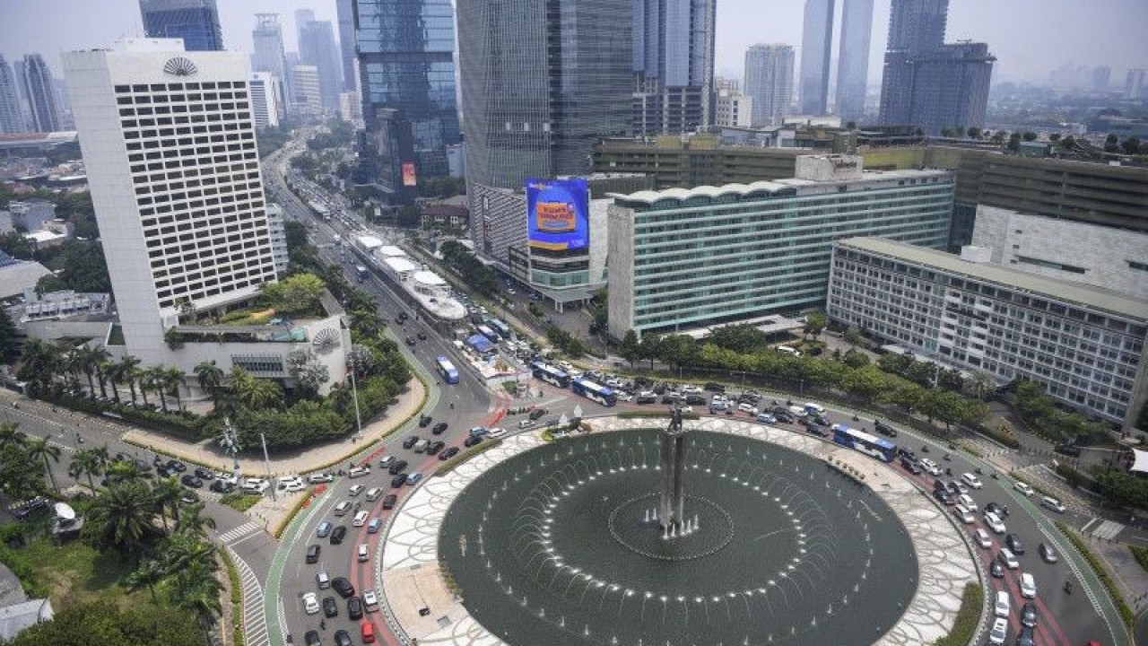 Sejumlah kendaraan bermotor melintas di kawasan Bundaran Hotel Indonesia (HI), Jakarta, Selasa (20/9/2022). ANTARA FOTO/M Risyal Hidayat/foc.