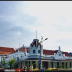 Sejumlah kendaraan melintas di depan Alun-alun Surabaya dengan latar suasana Kota Surabaya cerah berawan, Jumat (22/10/2022). (ANTARA Jatim/Naufal Ammar)-1670383159
