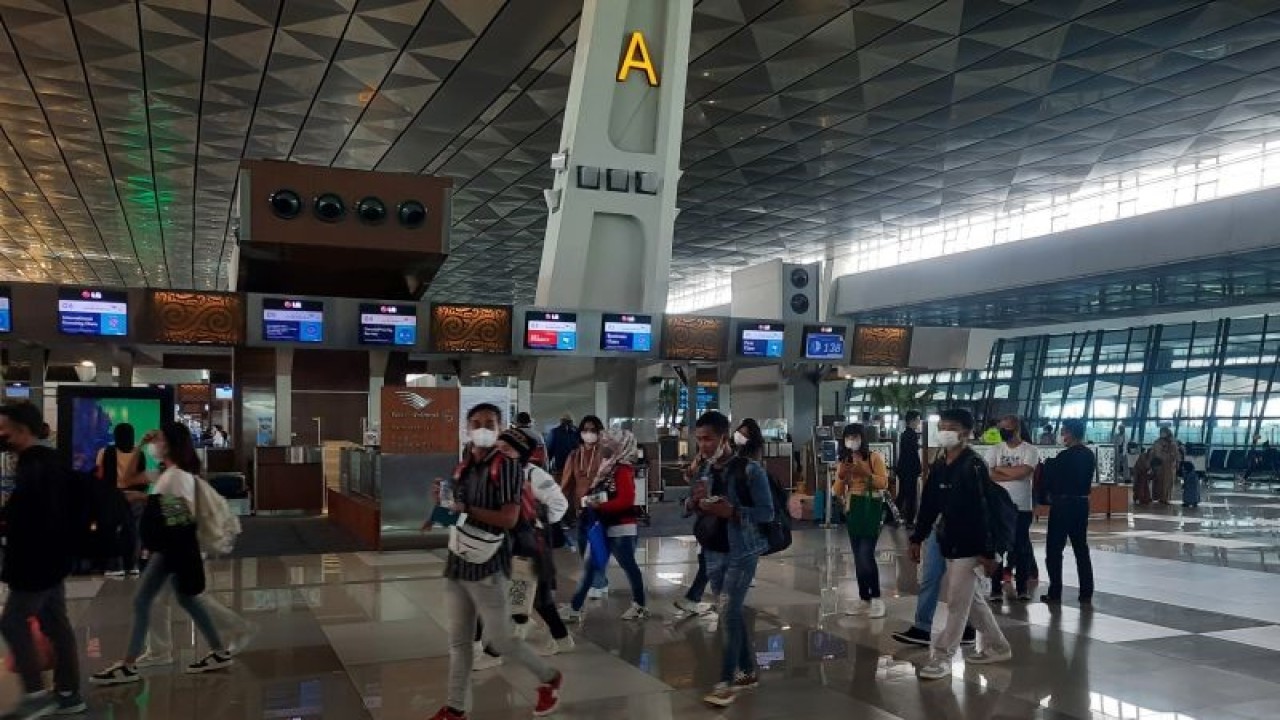 Sejumlah penumpang saat beraktivitas di kawasan Terminal 3 Bandara Soetta Tangerang. ANTARA/Azmi Samsul Maarif