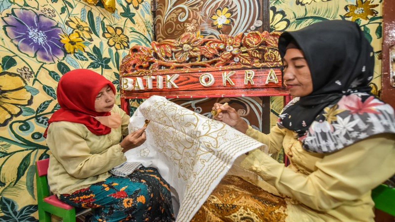 Sejumlah perajin batik sedang membatik di Kampung Batik Okra, Kota Surabaya, Rabu (28/12/2022). (ANTARA/HO-Diskominfo Surabaya)