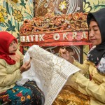 Sejumlah perajin batik sedang membatik di Kampung Batik Okra, Kota Surabaya, Rabu (28/12/2022). (ANTARA/HO-Diskominfo Surabaya)-1672282405