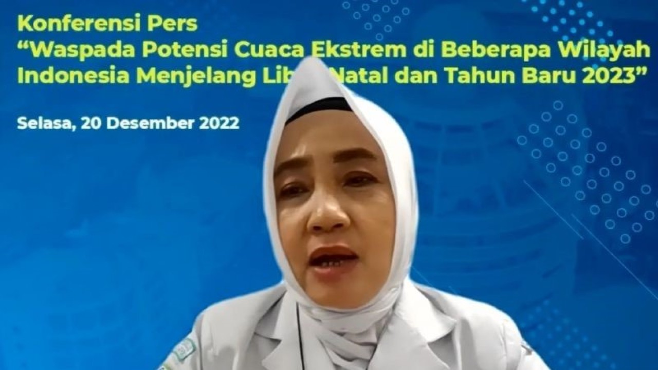Tangkapan layar Kepala BMKG Dwikorita Karnawati dalam konferensi pers bertema "Waspada Potensi Cuaca Ekstrem di Beberapa Wilayah Indonesia Menjelang Libur Natal dan Tahun Baru 2023" di Jakarta, Selasa (20/12/2022). (ANTARA/ Zubi Mahrofi)
