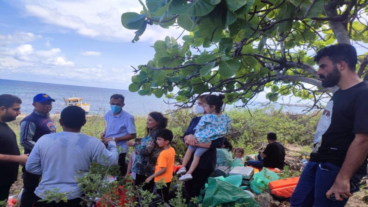 Sejumlah warga negara Irak yang terdampar di perairan Rote Ndao, Nusa Tenggara Timur, Kamis (15/12/2022). (ANTARA/Ho-Humas Polres Rote)