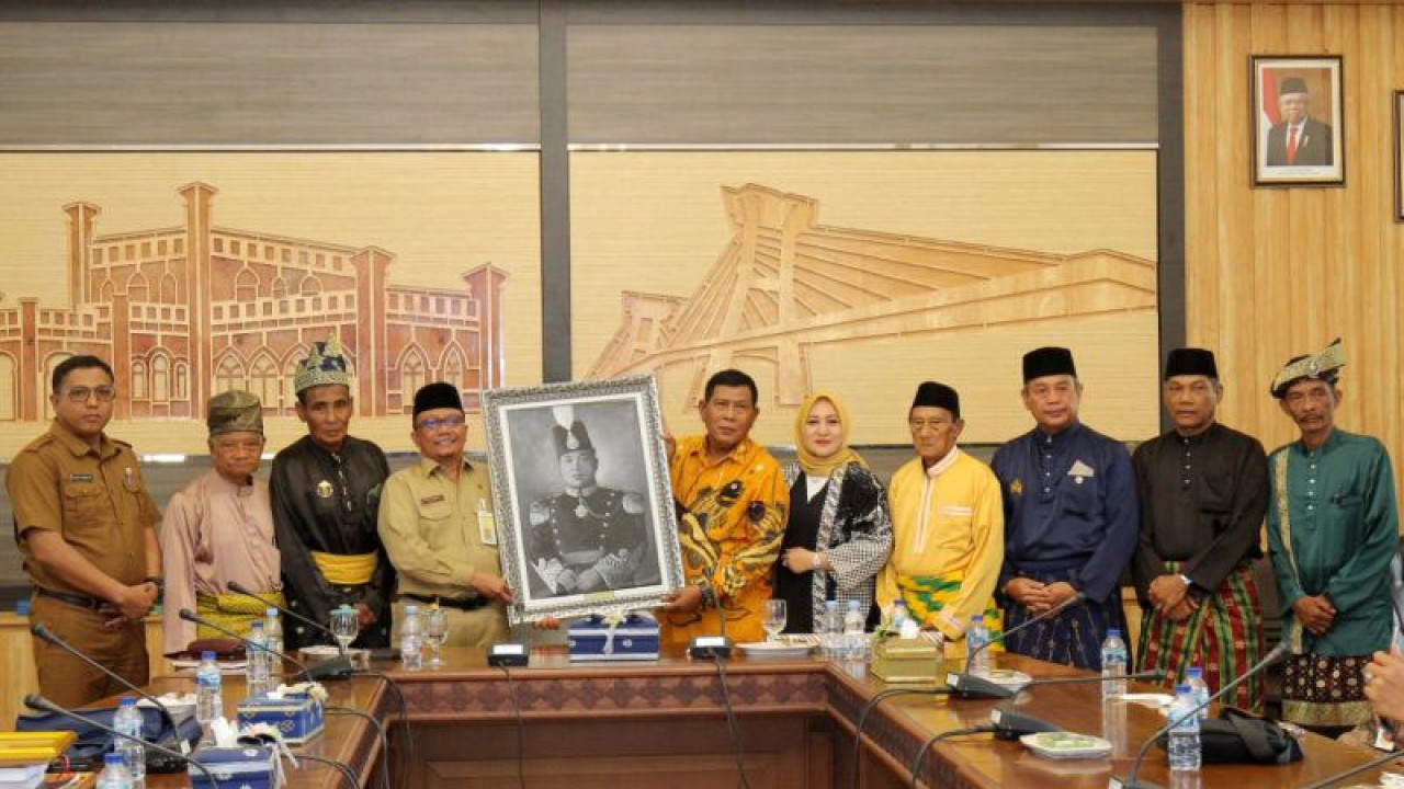 Sekda Siak, Arfan Usman menyerahkan gambar Sultan Siak ke-12, Sultan Syarif Kasim II sebagai cinderamata kepada Bupati Kayong Utara yang berkunjung ke Siak. (ANTARA/HO-Pemkab Siak)