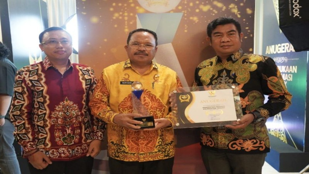 (Dari kanan) Kepala Diskominfosantik Kalteng Agus Siswadi, Sekda Nuryakin dan Ketua Komisi Informasi Mukhlas Roziqin di Tangerang, Rabu, (14/3/2022). ANTARA/HO-Diskominfosantik Kalimantan Tengah