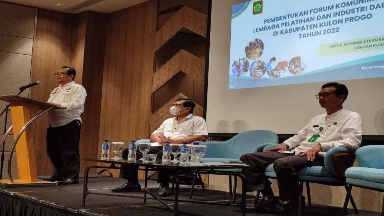 Sekda Kulon Progo Triyono memberikan sambutan dalam pembentukan forum komunikasi pelatihan kerja. (ANTARA/Dokumen istimewa)