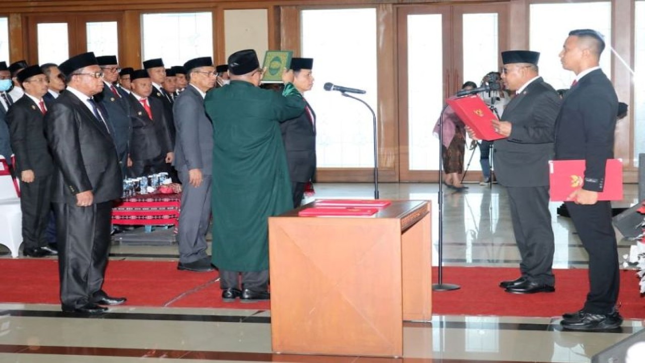 Gubernur Maluku Murad Ismail melantik Sadali Ie sebagai Sekretaris Daerah (Sekda) Maluku, di Ambon, Senin (19/12). (HO/Biro Adpim Setda Maluku)