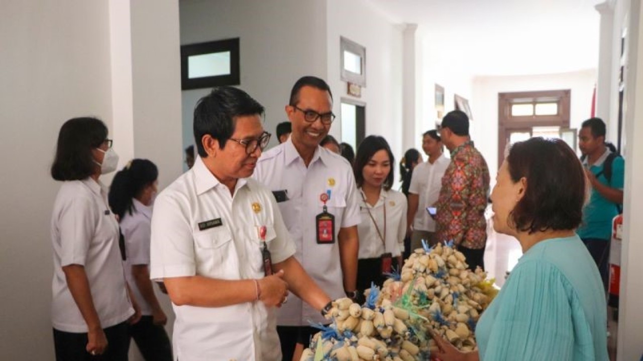 Sekda Adi Arnawa meninjau produk UMKM yang mengikuti Badung Promo Tani. ANTARA/HO-Pemkab Badung