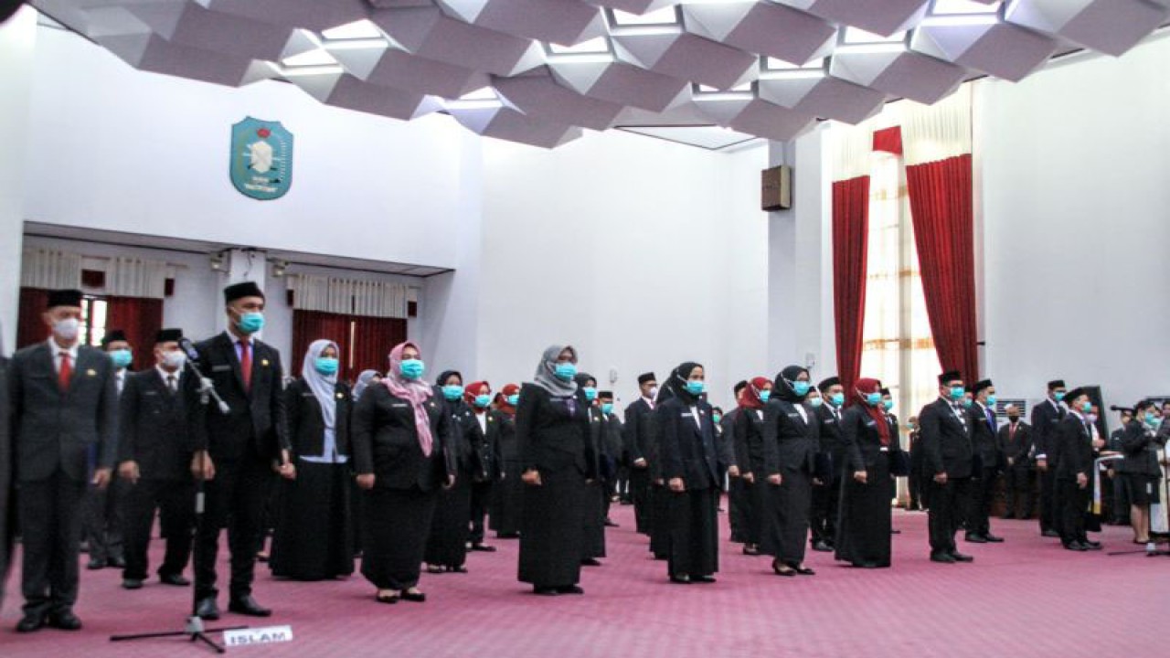 Sekda Kalbar Harisson melantik sejumlah 75 Pejabat Fungsional dari berbagai jenjang dan instansi di lingkungan Pemerintah Provinsi Kalimantan Barat yang diselenggarakan di Ruang Balai Petitih Kantor Gubernur Jalan Ahmad Yani Pontianak, Selasa. (istimewa)