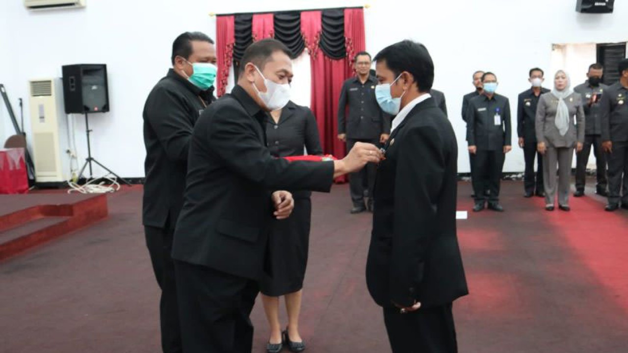 Sekda Landak Vicensius secara simbolin menyematkan tanda Kehormatan Satyalancana Karya Satya (SLKS) ke- XXX, XX dan X tahun dari Presiden Republik Indonesia bagi PNS di lingkungan Kabupaten Landak. (istimewa)