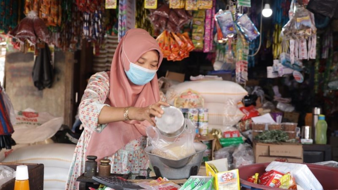 Afridiyanti, seorang pedagang di Pasar Talago Sariak, Pariaman, Sumateda Barat merupakan salah satu nasabah yang telah merasakan manfaat program penjaminan LPS. (ANTARA/HO-LPS)