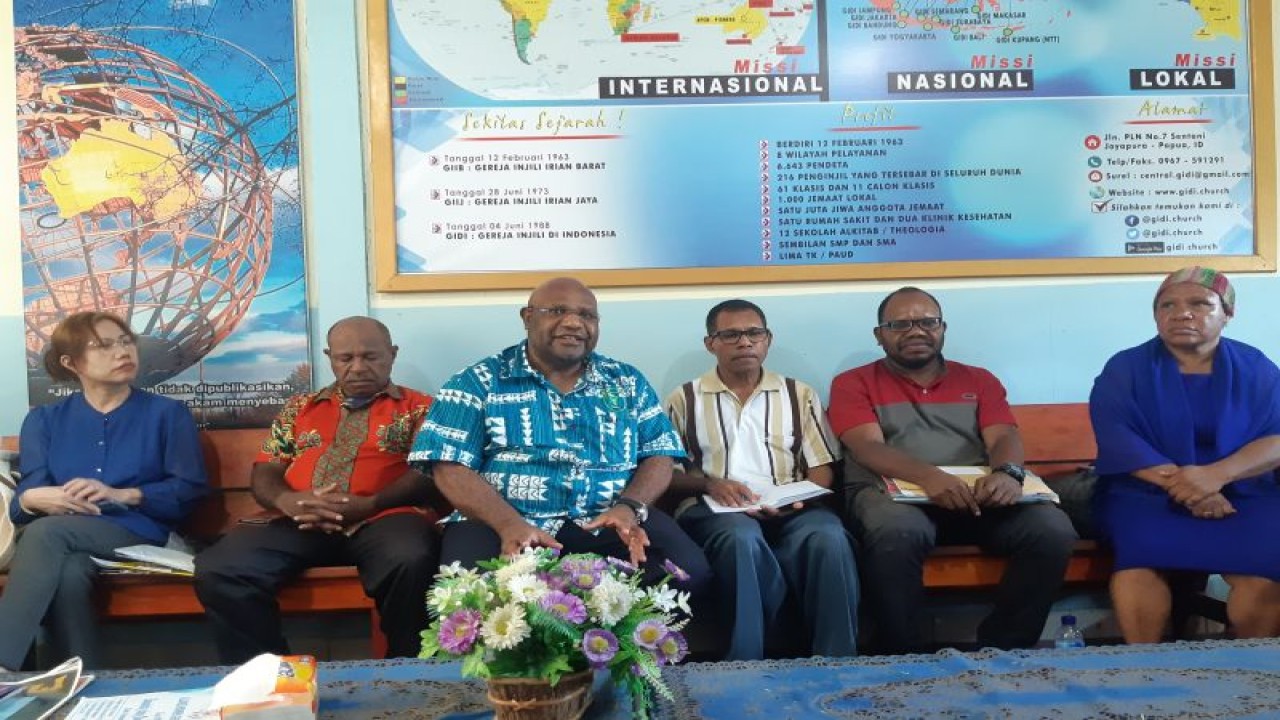 Ketua Panitia Penyelenggara Doa dan Ratapan untuk Papua Pdt. Dorman Wandikbo (kameja biru) saat memberikan keterangan di Sentani, Selasa (6/12/2022). (ANTARA/Ardiles Leloltery)