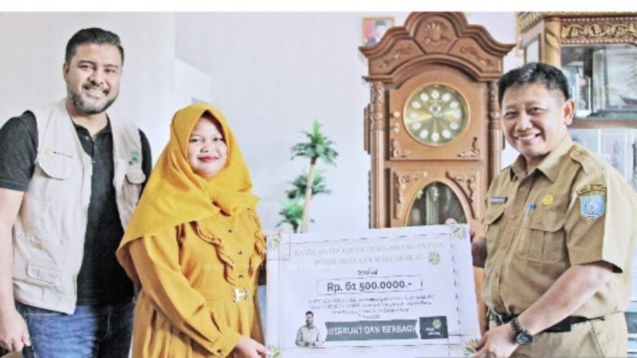 Sekretaris Daerah Kabupaten Bangka Barat, M. Soleh menyerahkan bantuan alat produksi kepada UMKM Dusun Tanjungpunai. (ANTARA/HO-Diskominfo Bangka Barat)