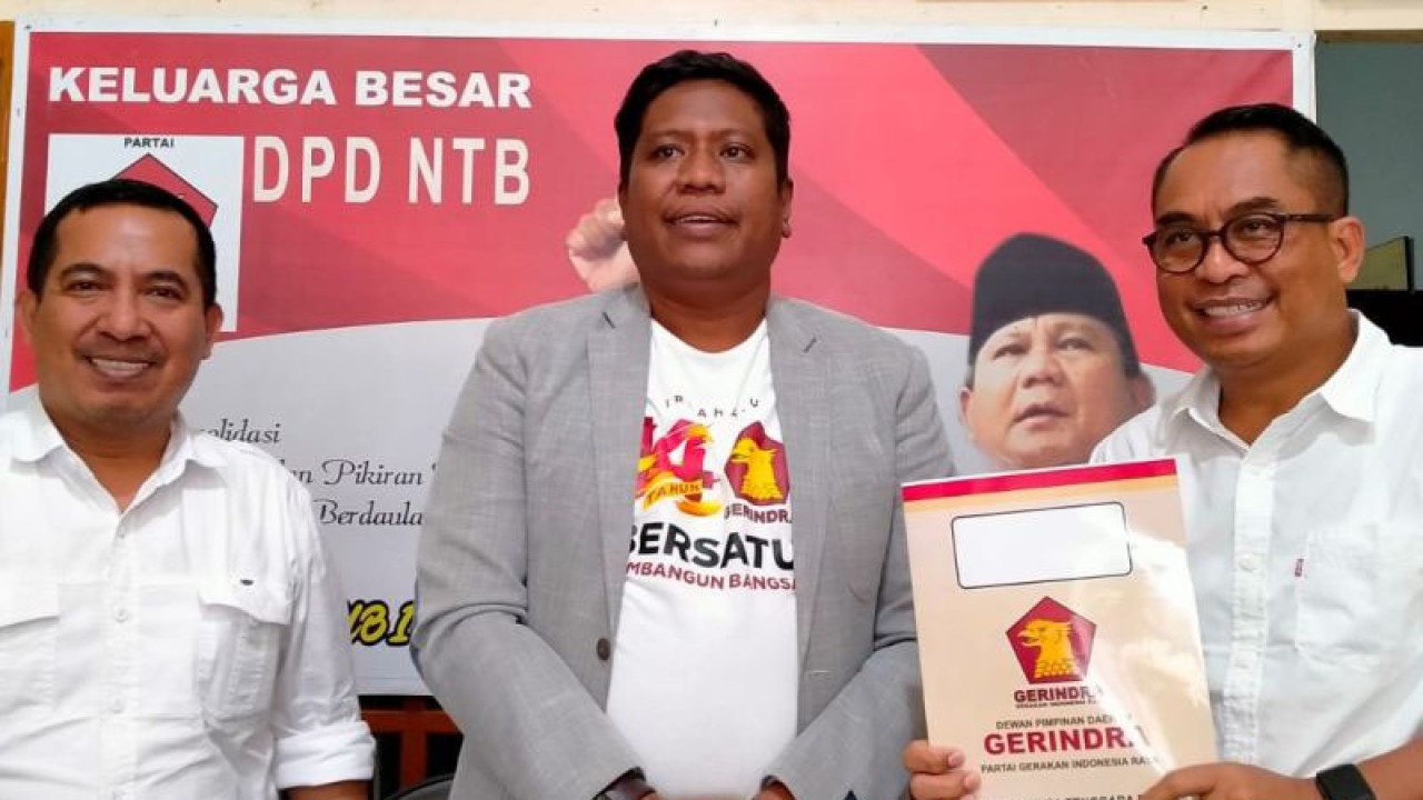 Sekretaris DPD Partai Gerindra NTB, Ali Usman Alkhairy (tengah) didampingi Ketua Organisasi Kaderisasi dan Keanggotaan (OKK) DPD Partai Gerindra NTB, Sudirsah Sujanto (kanan) dan Wakil Sekertaris DPD dan Kepala Sekretariat Kantor DPD Gerindra NTB, Syahbudin (kiri) menunjukkan berkas pendaftaran bakal calon legislatif (caleg) dari Partai Gerindra untuk Pemilu 2024 di Kantor DPD Gerindra NTB di Kota Mataram, Senin (12/12/2022). (ANTARA/Nur Imansyah).