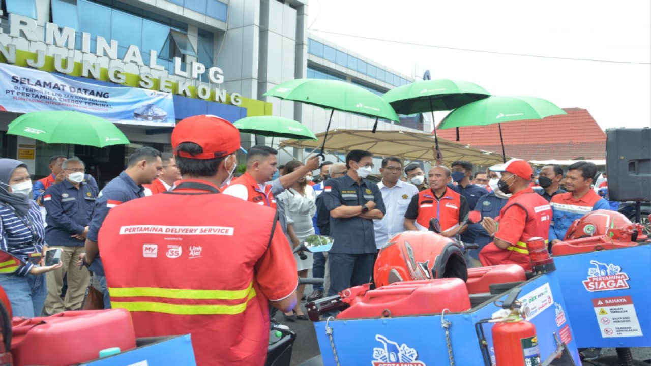 Sekretaris Jenderal Kementerian ESDM Rida Mulyana saat meninjau Terminal LPG Tanjung Sekong, Banten, Minggu (25/12/2022). ANTARA/HO-Humas Kementerian ESDM