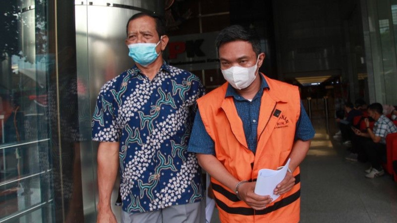 Tersangka Staf Hakim Agung Gazalba Saleh, Redhy Novarisza (kanan), berjalan menuju mobil tahanan usai menjalani pemeriksaan di Gedung Merah Putih KPK, Jakarta, Jumat (9/12/2022). ANTARA FOTO/Reno Esnir/tom. (ANTARA FOTO/RENO ESNIR)