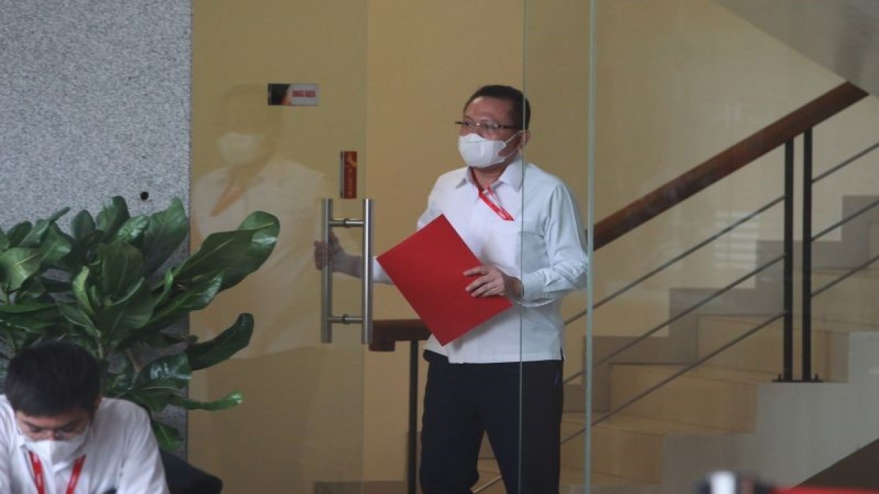 Sekretaris MA Hasbi Hasan berjalan meninggalkan ruangan usai menjalani pemeriksaan di Gedung Merah Putih KPK, Jakarta, Senin (12/12/2022). (ANTARA FOTO/Reno Esnir/rwa)