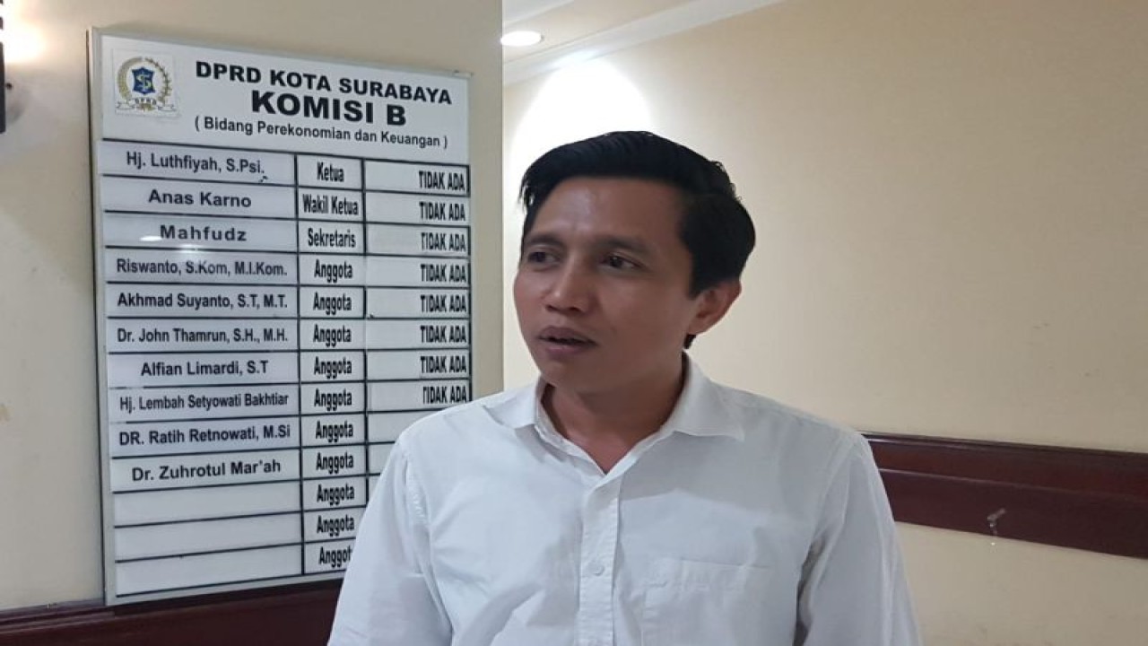 Sekretaris Pansus Raperda Retribusi Tenaga Kerja Asing DPRD Suabaya Mahfudz (ANTARA/HO-DPRD Surabaya)