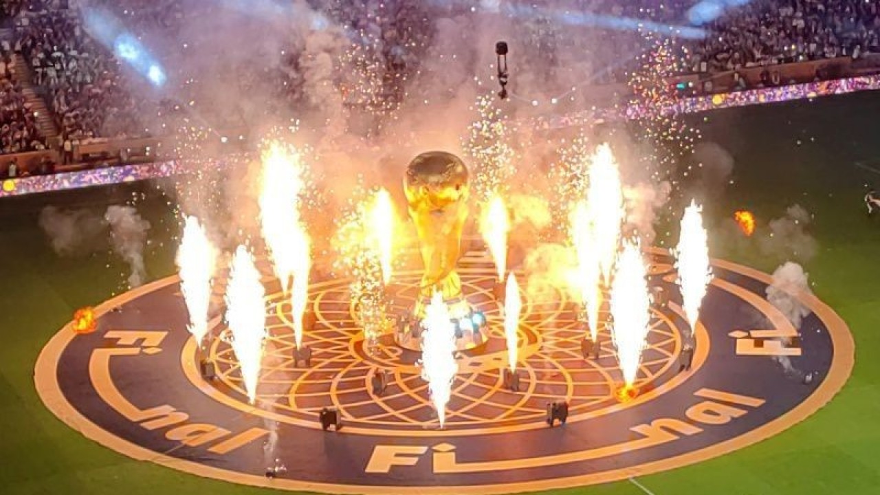 Pertunjukan kembang api di sekeliling balon trofi Piala Dunia yang berlangsung jelang sepak mula partai final Piala Dunia 2022 antara Argentina melawan Prancis di Stadion Lusail, Al Daayen, Qatar, Minggu (18/12/2022). (ANTARA/Gilang Galiartha)