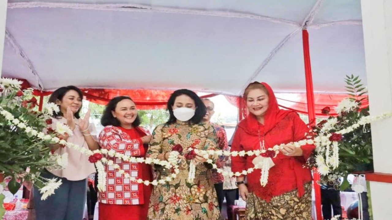 Menteri Pemberdayaan Perempuan dan Perlindungan Anak Bintang Puspayoga (kedua kanan) saat meresmikan UPTD PPA di Kota Semarang, Jawa Tengah, Senin (12/12/2022). (FOTO ANTARA/ HO-Kemen PPPA)