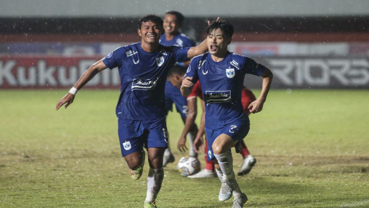 Pesepak bola PSIS Semarang Taisei Marukawa (kanan) melakukan selebrasi bersama rekannya usai mencetak gol ke gawang Persija Jakarta pada pertandingan Liga 1 di Stadion Maguwoharjo, Sleman, DI Yogyakarta, Selasa (13/12/2022). ANTARA FOTO/Hendra Nurdiyansyah/foc.