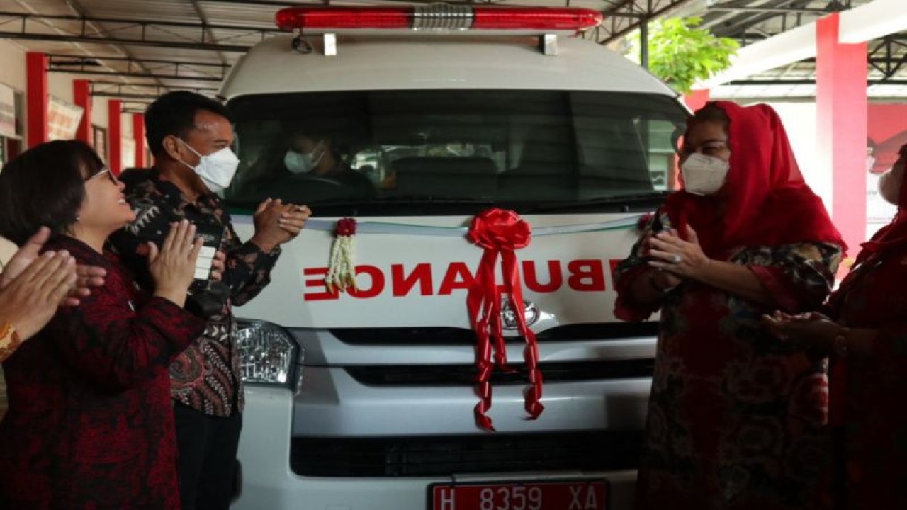 Plt Wali Kota Semarang Hevearita G.Rahayu menyerahkan bantuan hibah mobil ambulans untuk Lapas Semarang, di Semarang, Jumat. ANTARA/HO-Lapas Semarang