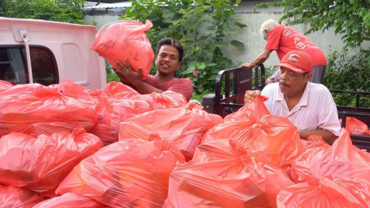 Sejumlah warga tengah mengambil paket sembako murah di halaman Kantor Kecamatan Kota, Kabupaten Kudus, Jawa Tengah, Selasa (6/12/2022). Program sembako murah tersebut dalam rangka pengendalian inflasi daerah. FOTO ANTARA/Akhmad Nazaruddin Lathif.