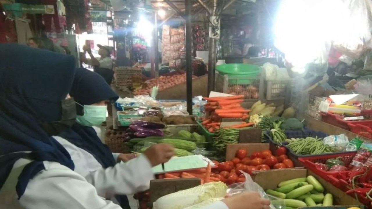 Tangkapan layar petugas Dinas KPKP DKI memeriksa sembako yang dijual di salah satu pasar di Jakarta, Kamis (8/12/2022) ANTARA/Instagram/@dkpkp.jakarta