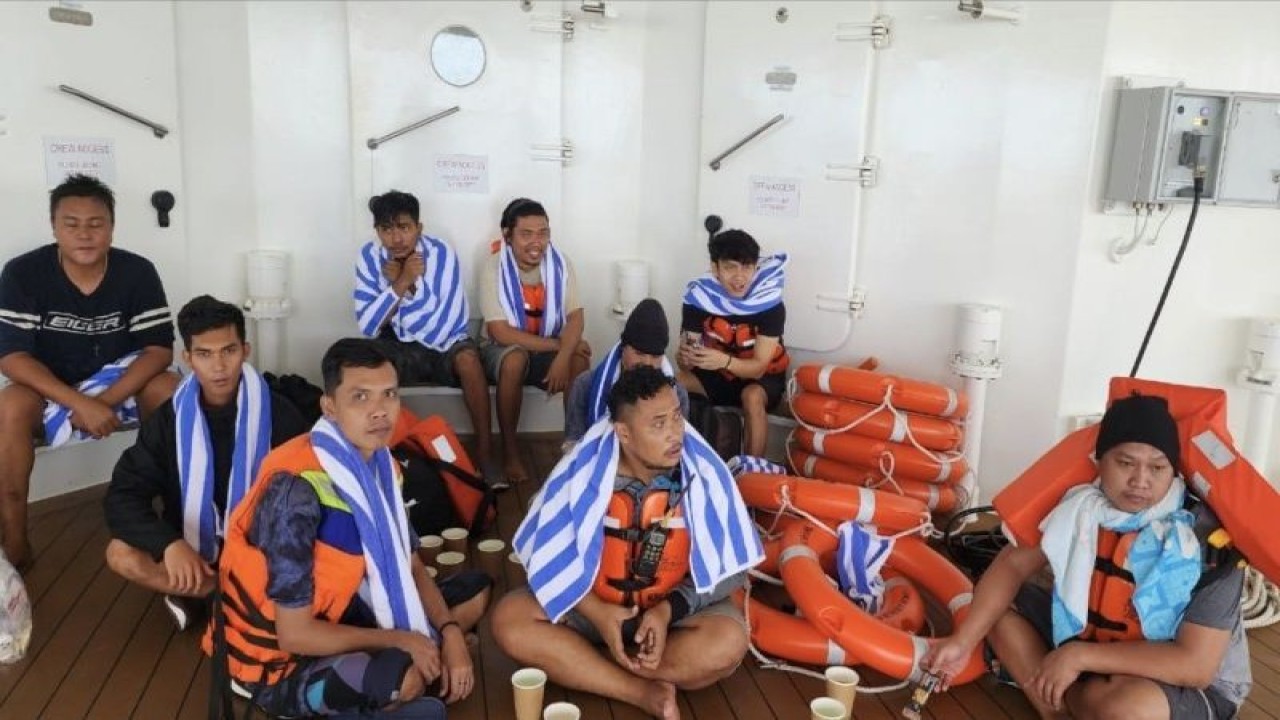 Sembilan ABK saat dievakuasi Kapal MV Coral Geographer, Sabtu, (24/12/2022). (ANTARA/Dokumentasi Pribadi)