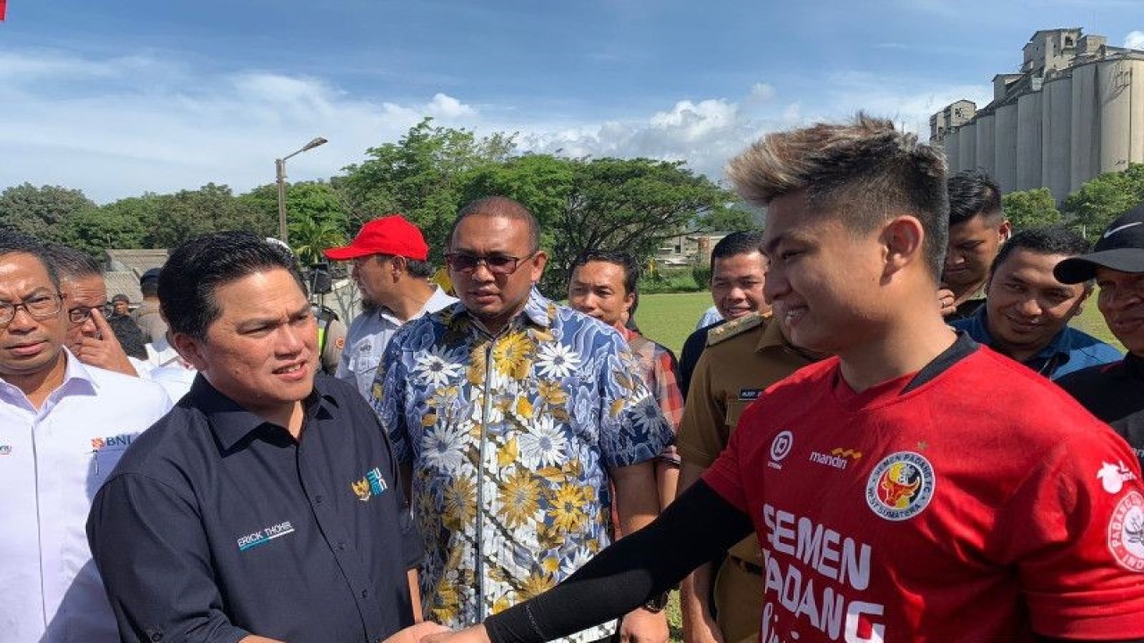 Menteri BUMN Erick Thohir menyalami pemain Semen Padang FC Muhammad Sanjaya saat berkunjung ke Lapangan Mes Semen Padang pada Selasa (20/12) (ANTARA/Mario Sofia Nasution)