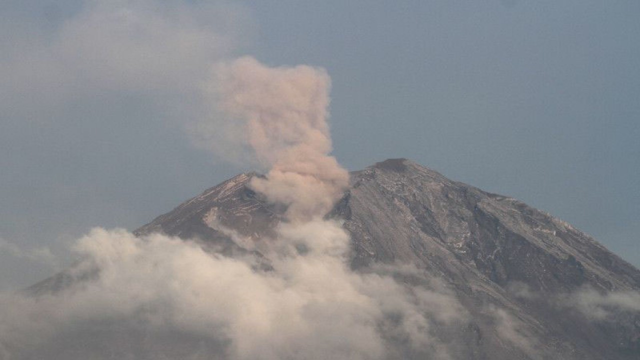Gunung Semeru mengeluarkan material vulkanis yang terlihat dari , Senin (5/12/2022). . ANTARA FOTO/Ari Bowo Sucipto/nym. (ARI BOWO SUCIPTO/ARI BOWO SUCIPTO)