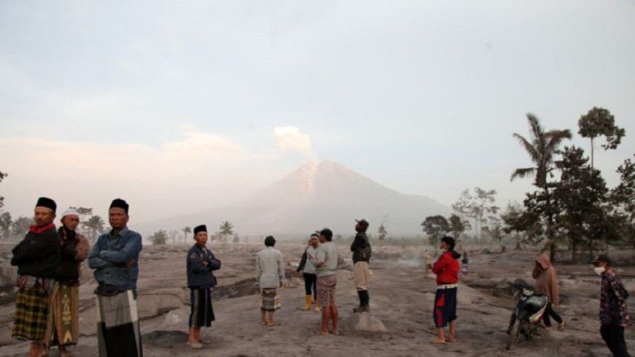 Warga melihat Gunung Semeru yang mengeluarkan material vulkanik dari Desa Sumberwuluh, Lumajang, Jawa Timur, Senin (5/12/2022). ANTARA/Umarul Faruq