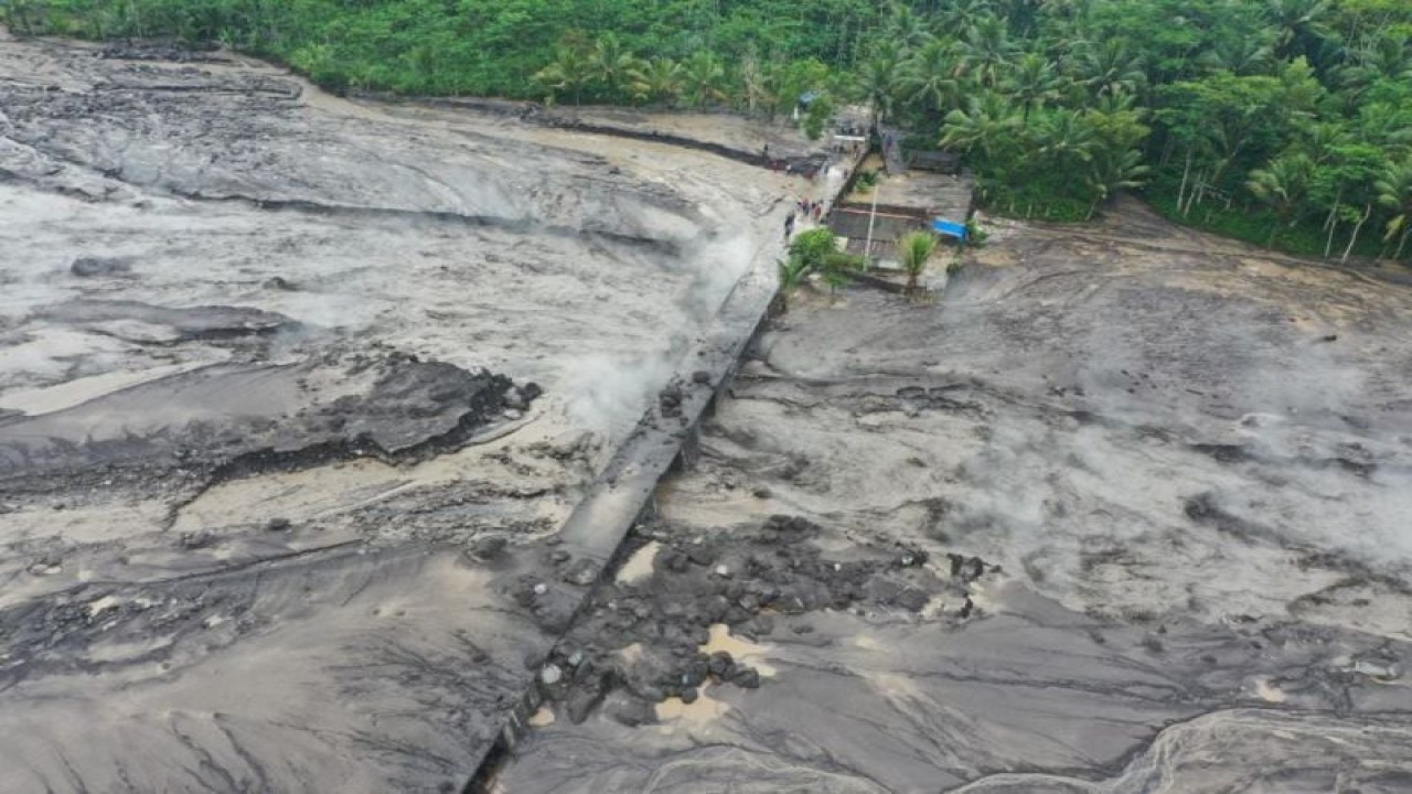 Akses jembatan limpas menuju Dusun Sumberlangsep di Desa Jugosaro, Kabupaten Lumajang, Jatim, terdampak banjir lahar dingin Semeru pada Selasa (6/12/2022). (FOTO ANTARA/HO-Medsos Bupati Lumajang)