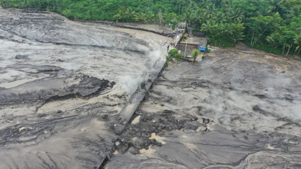 Akses jembatan limpas menuju Dusun Sumberlangsep di Desa Jugosaro, Kabupaten Lumajang, Jatim, terdampak banjir lahar dingin Semeru pada Selasa (6/12/2022). (FOTO ANTARA/HO-Medsos Bupati Lumajang)