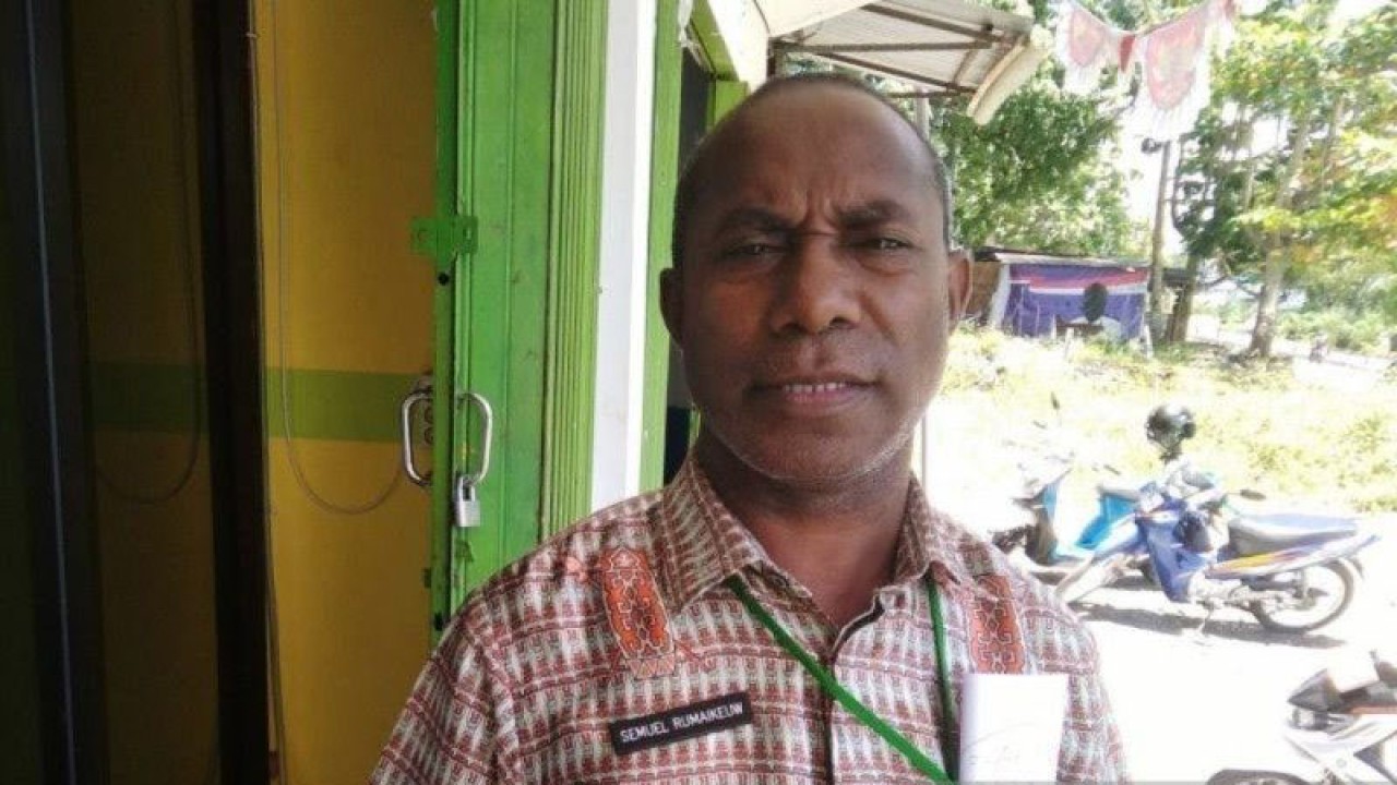 Kepala Bagian Hukum Pemkab Biak Numfor Semuel Rumaikeuw SH.ANTARA/Muhsidin