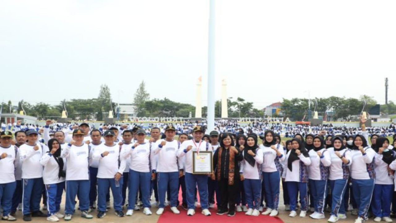 Senam Sampang Hebat Bermartabat (SSHB) berhasil melibatkan 10 ribu orang lebih di Sampang, Jawa Timur, Senin (26/12/2022) dan tercatat dalam Museum Rekor Dunia Indonesia (MURI). ANTARA/Abd. Aziz