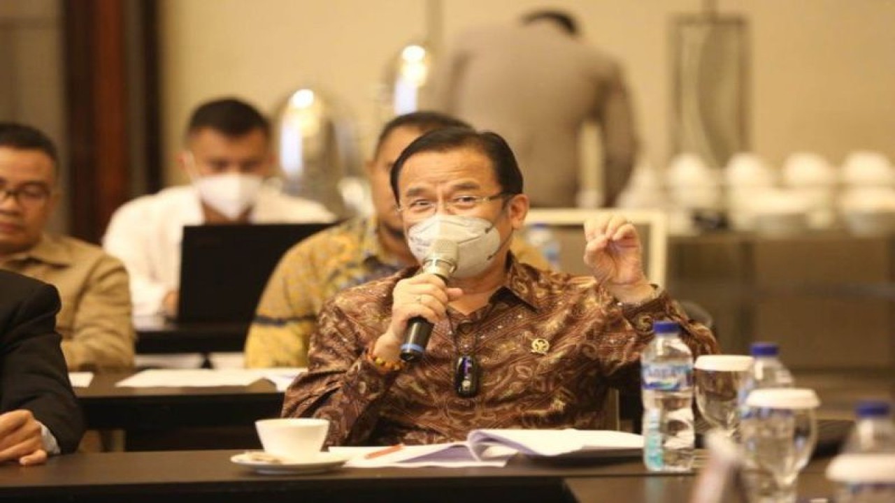 Senator asal Kalimantan Tengah Agustin Teras Narang saat mengikuti rapat di Komite II DPD RI di Jakarta, Senin (5/12/2022). ANTARA/HO-Tim Teras Narang
