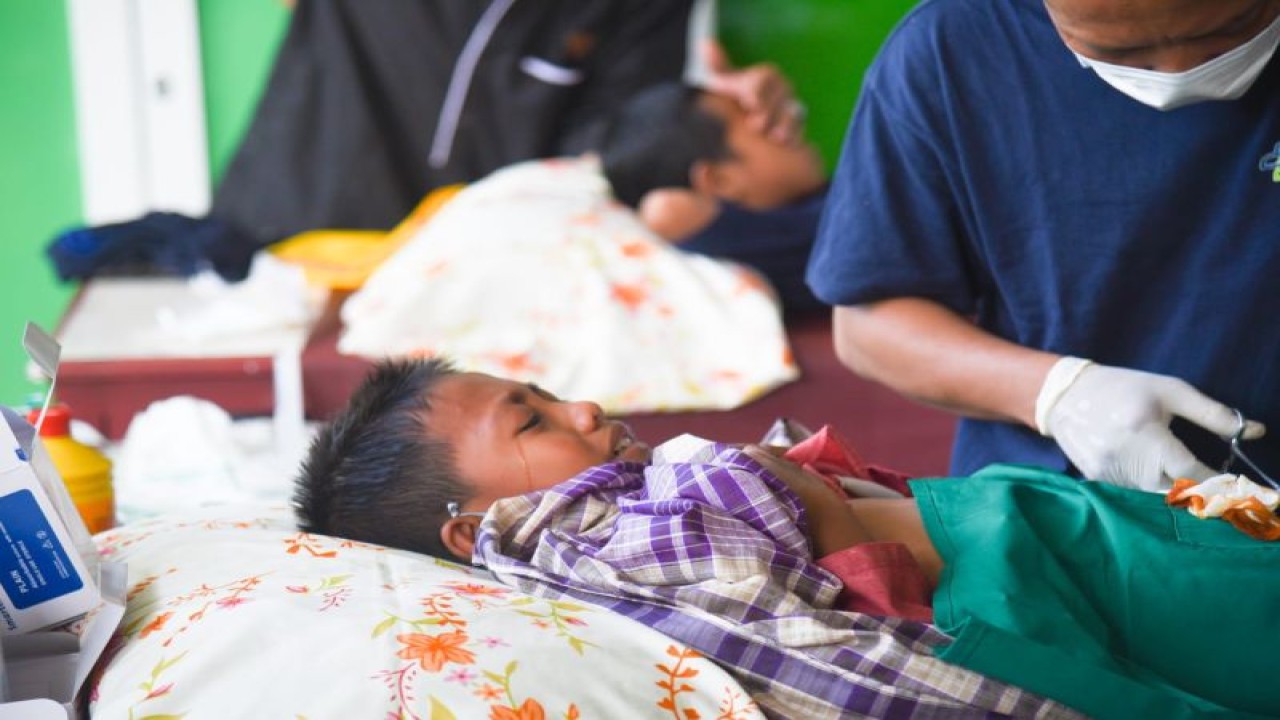 Seorang anak yang menjadi peserta program sunatan massal dari AP I Sepinggan, Senin (13/12/22) ANTARA/HO-AP I