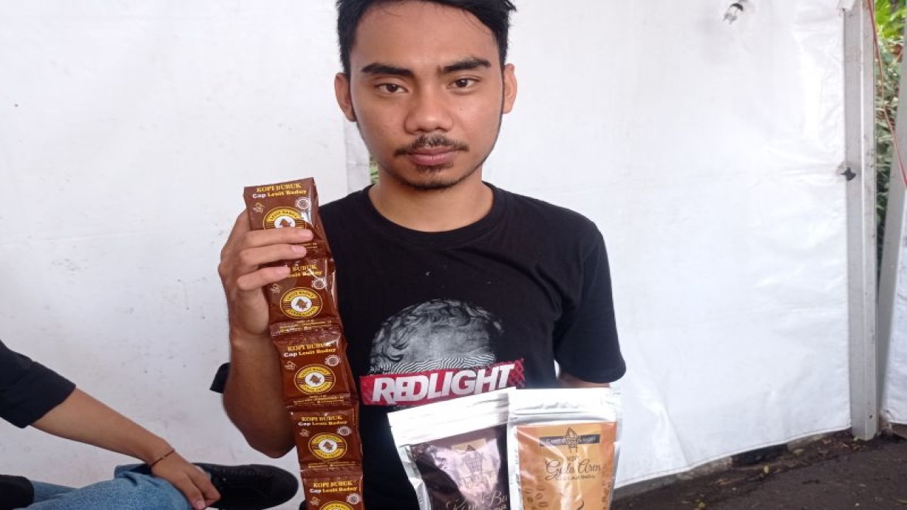 Seorang pelaku usaha produksi kopi Leuit Badui mengikuti Festival Kopi yang digelar Pemerintah Kabupaten Lebak. ANTARA/Mansur
